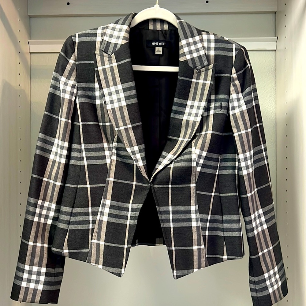 Beautiful plaid Nine West blazer!